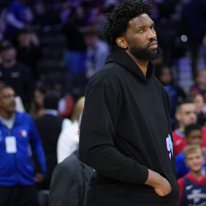 Joel Embiid in schwarzem Hoodie bei einem NBA-Spiel