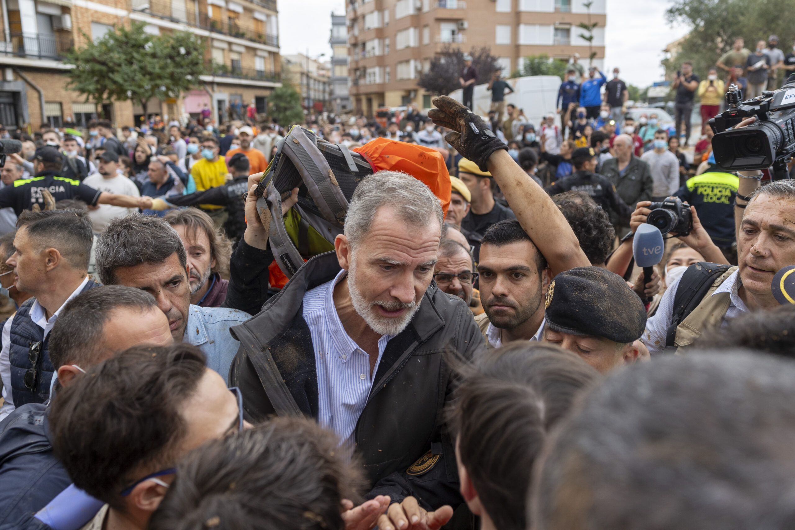 Der spanische König Felipe VI (Mitte) spricht mit Überlebenden der Flut-Katastrophe in Paiporta.