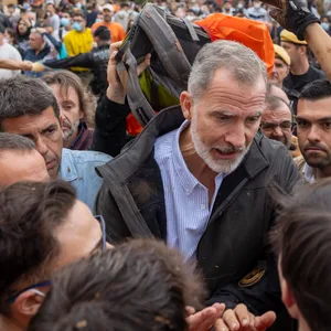 Der spanische König Felipe VI (Mitte) spricht mit Überlebenden der Flut-Katastrophe in Paiporta.