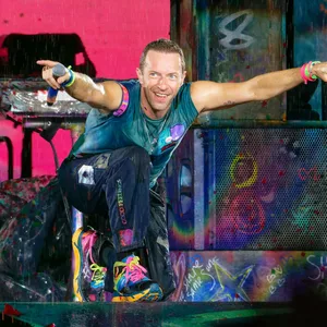 Der Coldplay-Sänger Chris Martin ist bei einem Auftritt in Melbourne in ein Loch in der Bühne gefallen. (Archivbild)