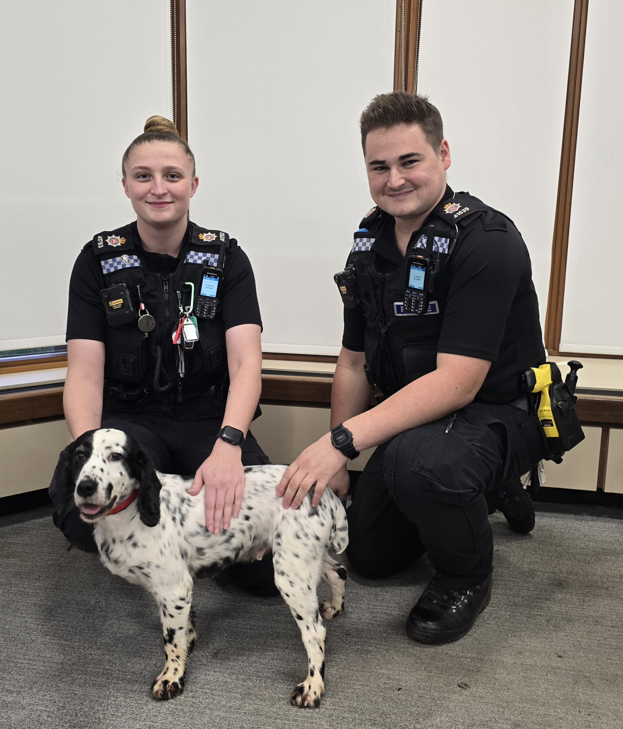 Die Polizeibeamten Ellen Francis und Ewan Keen mit Cockerspaniel Daisy.