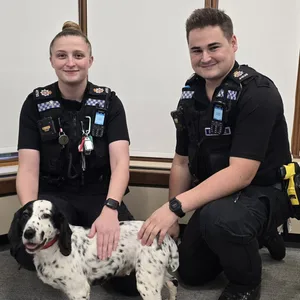 Die Polizeibeamten Ellen Francis und Ewan Keen mit Cockerspaniel Daisy.