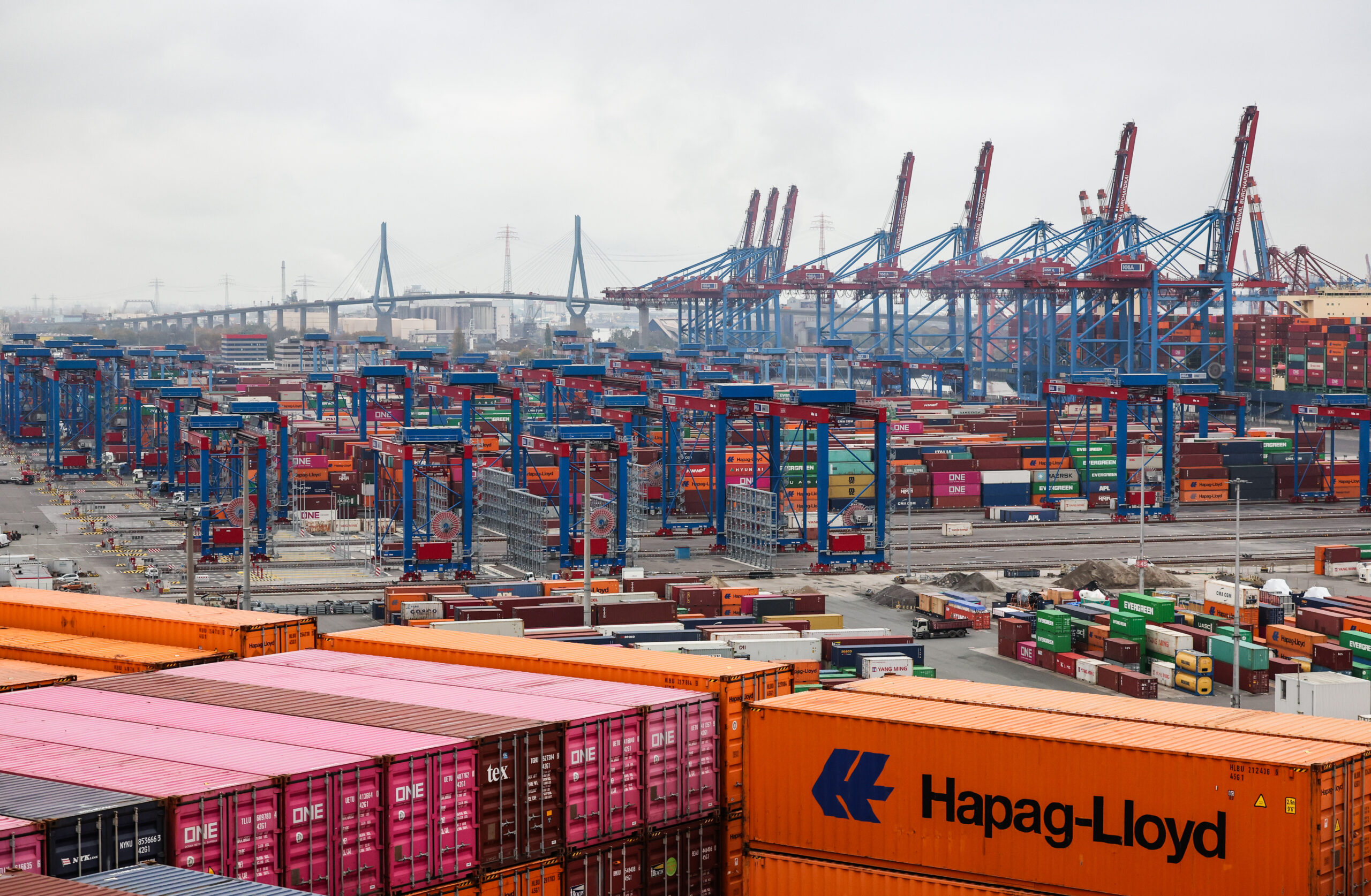 Container lagern auf dem Containerterminal Burchardkai im Hamburger Hafen