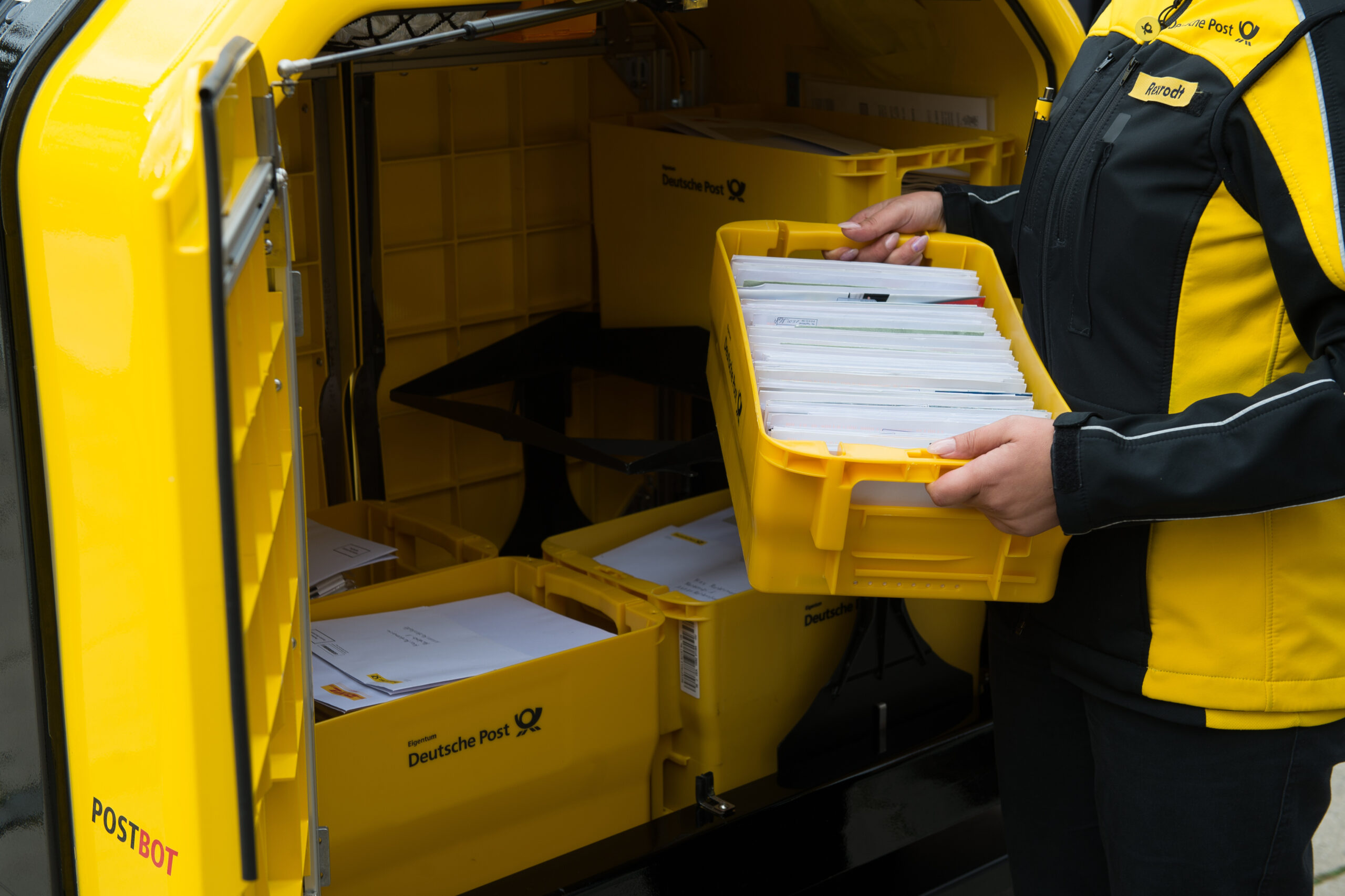 Kistenweise Briefe in einem Auto der Deutschen Post