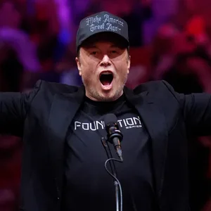 Ein Mann (Elon Musk) schreit mir erhobenen Fäusten