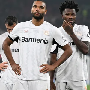 Jonathan Tah, Edmond Tapsoba und Florian Wirtz gucken enttäuscht nach der Niederlage gegen den FC Liverpool