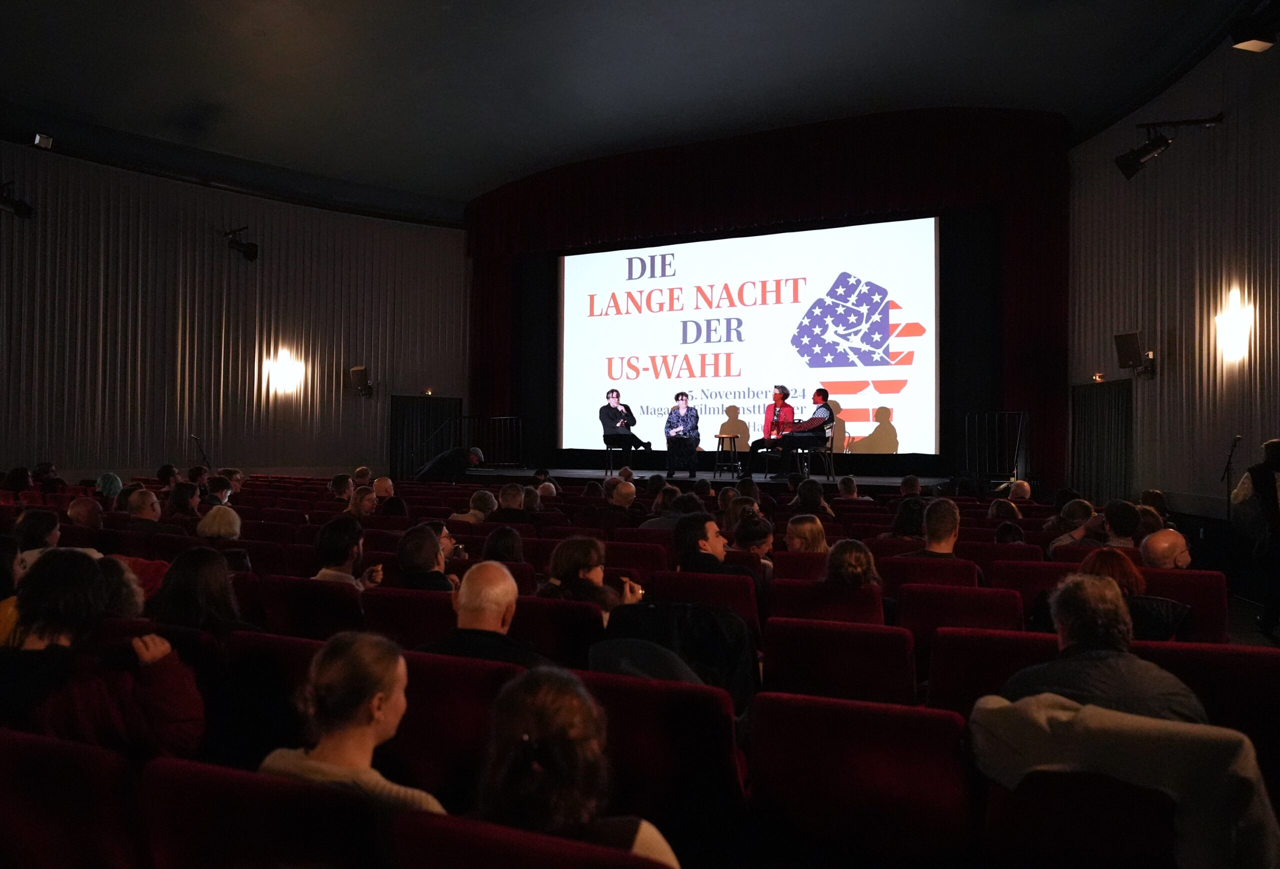 Zahlreiche Hamburger verfolgten die US-Wahlnacht live im Kinosaal des Winterhuder Magazin Filmkunsttheaters.