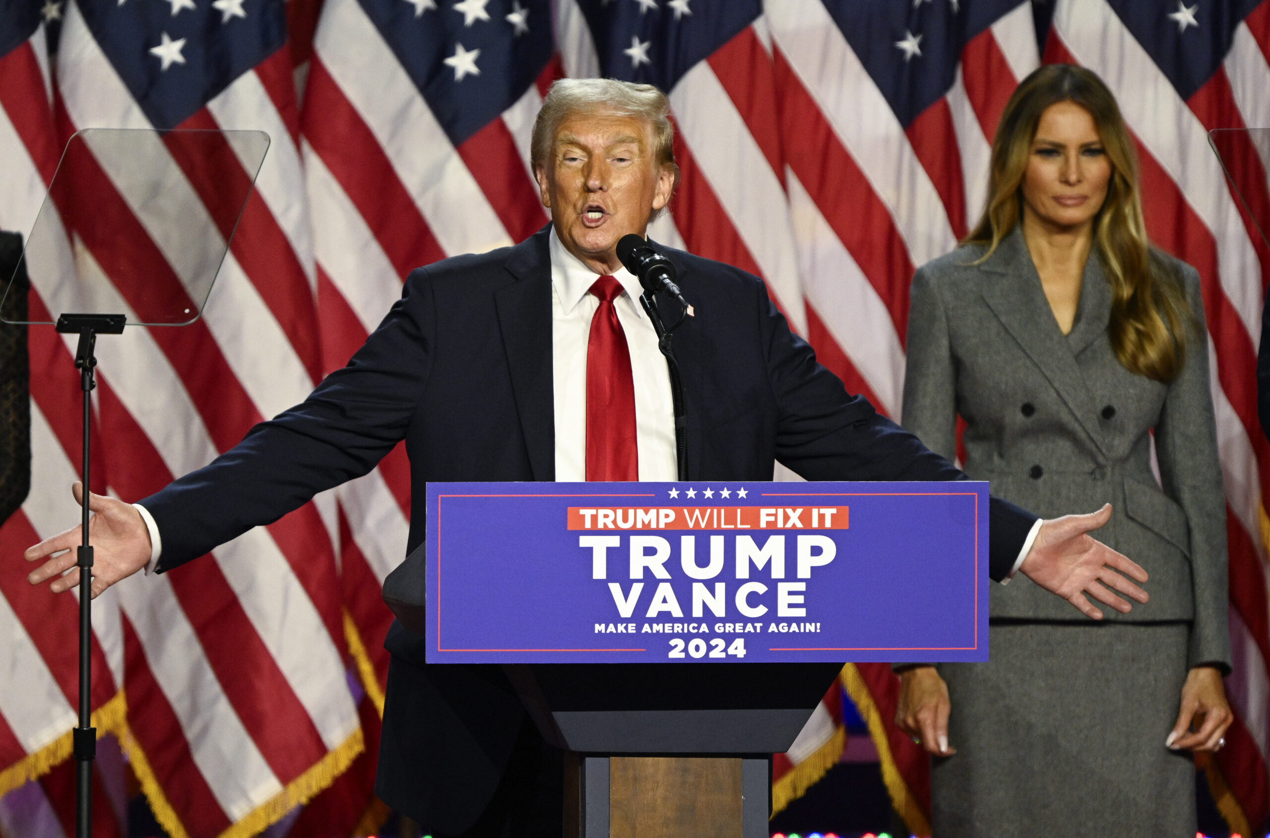 Donald Trump hält eine Rede bei der Campaign Election Night Watch Party. Melania Trump an seiner Seite