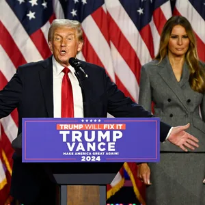 Donald Trump hält eine Rede bei der Campaign Election Night Watch Party. Melania Trump an seiner Seite