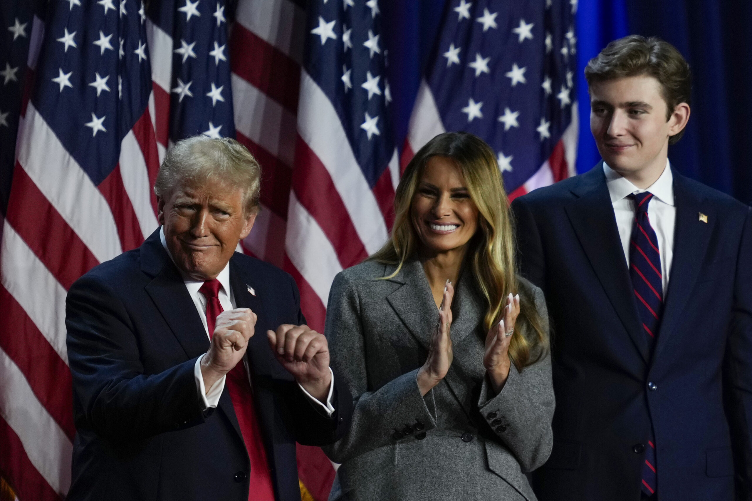 Donald Trump tanzt auf der Bühne mit der seiner Frau Melania Trump (Mitte) und Sohn Barron Trump bei einer Wahlparty am Mittwoch, 6. November 2024, in West Palm Beach, Florida