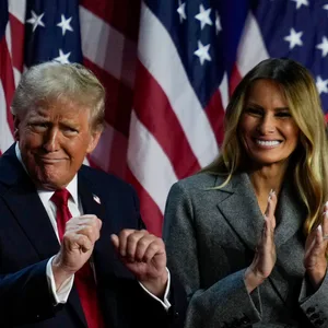 Donald Trump tanzt auf der Bühne mit der seiner Frau Melania Trump (Mitte) und Sohn Barron Trump bei einer Wahlparty am Mittwoch, 6. November 2024, in West Palm Beach, Florida