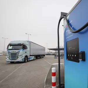 Ein Elektro-Lastwagen „Iveco Sereway“ fährt an eine Ladesäule am Cruise Center Steinwerder.