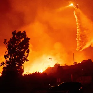 Ein Hubschrauber schüttet Wasser über das Mountain Fire in Kalifornien