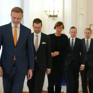 Christian Lindner und die weiteren FDP-Minister, gefolgt von Volker Wissing und Jörg Kukies, ganz hinten: Bundespräsident Frank-Walter Steinmeier.