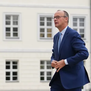 Friedrich Merz in schnellem Gang
