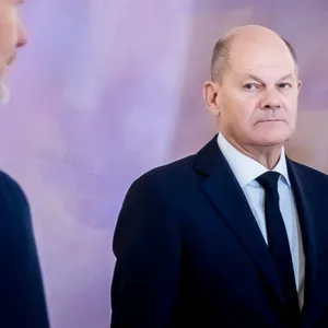 Zwei Männer in Anzügen:Olaf Scholz blickt Christian Lindner an
