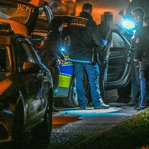 Nächtliche Aufnahme von Polizeikräften