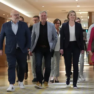 Die Verhandlungsführer der Tarifgespräche, Angelique Renkhoff-Mücke (r), Verhandlungsführerin Verband der bayerischen Metall- und Elektroindustrie (vbm), Lena Ströbele (2.v.r), Verhandlungsführerin Nordmetall, sowie Horst Ott (2.v.l), Verhandlungsführer und Bezirksleiter IG Metall Bayern, und Daniel Friedrich (l), Verhandlungsführer und Bezirksleiter IG Metall Küste,
