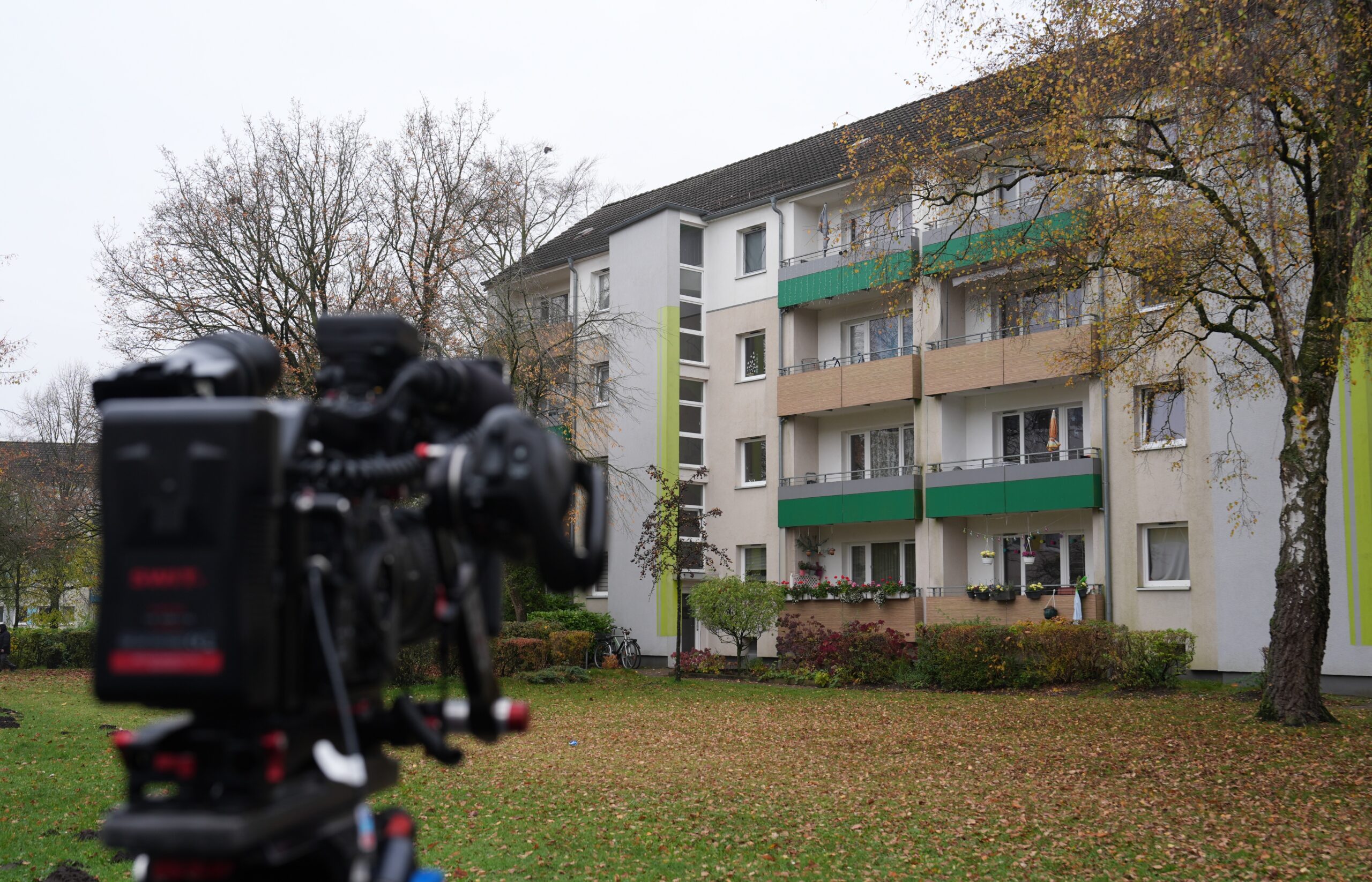 Eine Kamera ist auf das Mehrfamilienhaus gerichtet, in dem der 17-Jährige wohnt und von der Polizei festgenommen wurde.