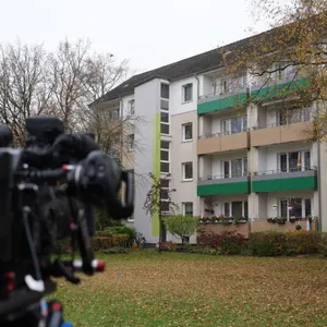 Eine Kamera ist auf das Mehrfamilienhaus gerichtet, in dem der 17-Jährige wohnt und von der Polizei festgenommen wurde.