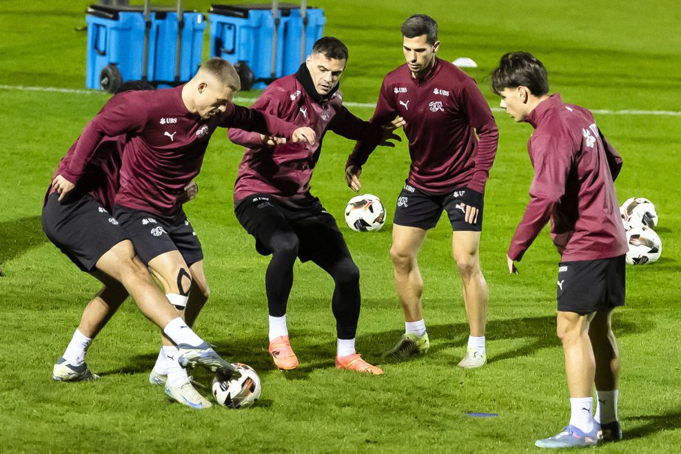 Miro Muheim im Training der Schweizer Nationalmannschaft mit Granit Xhaka, Remo Freuler und Ardon Jashari