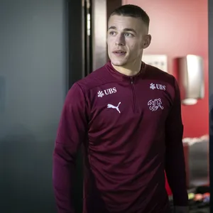 Miro Muheim auf dem Weg zur Pressekonferenz bei der Schweizer Nationalmannschaft