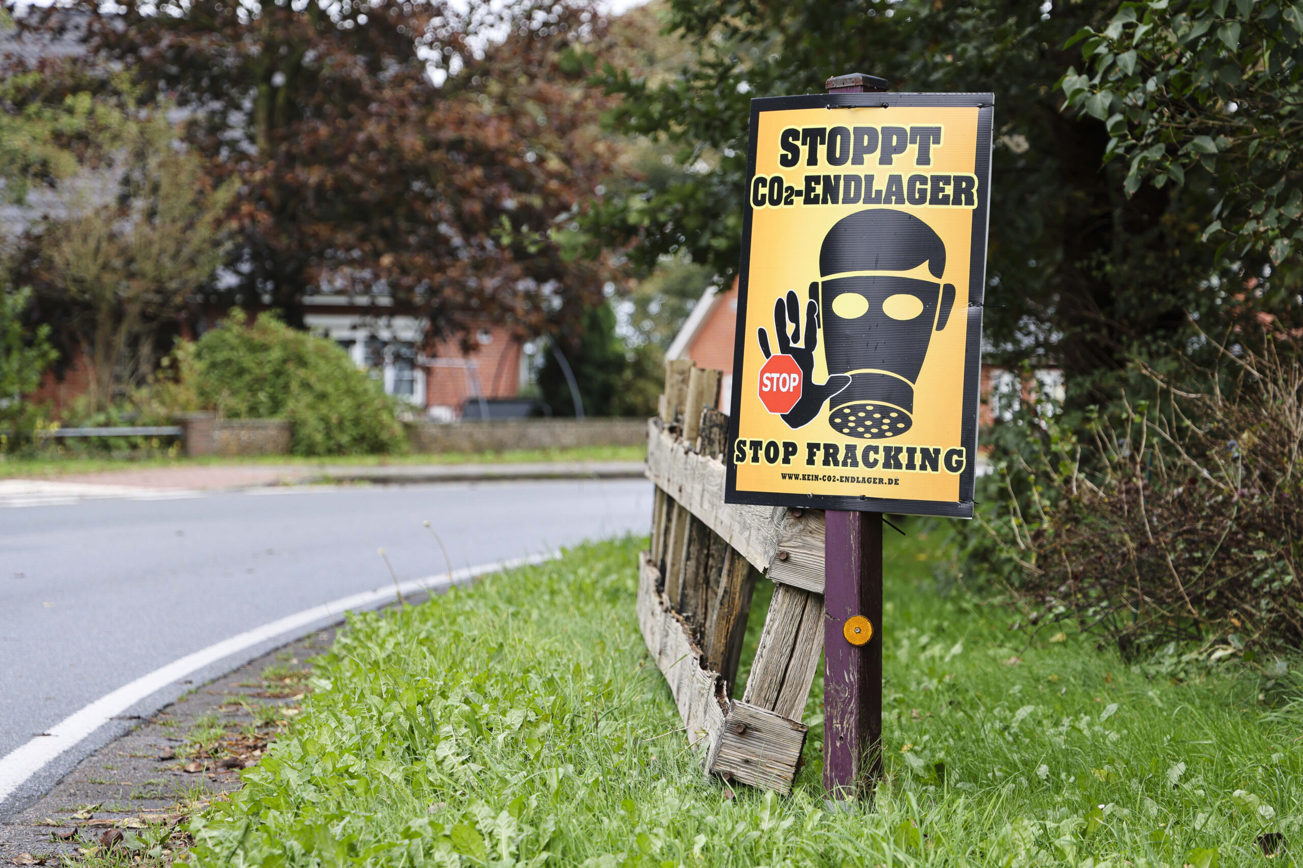 Ein Protest Plakat am Straßenrand. Rund 70 Organisationen stellen sich gegen die Speicherung von CO2 in der Nordsee.