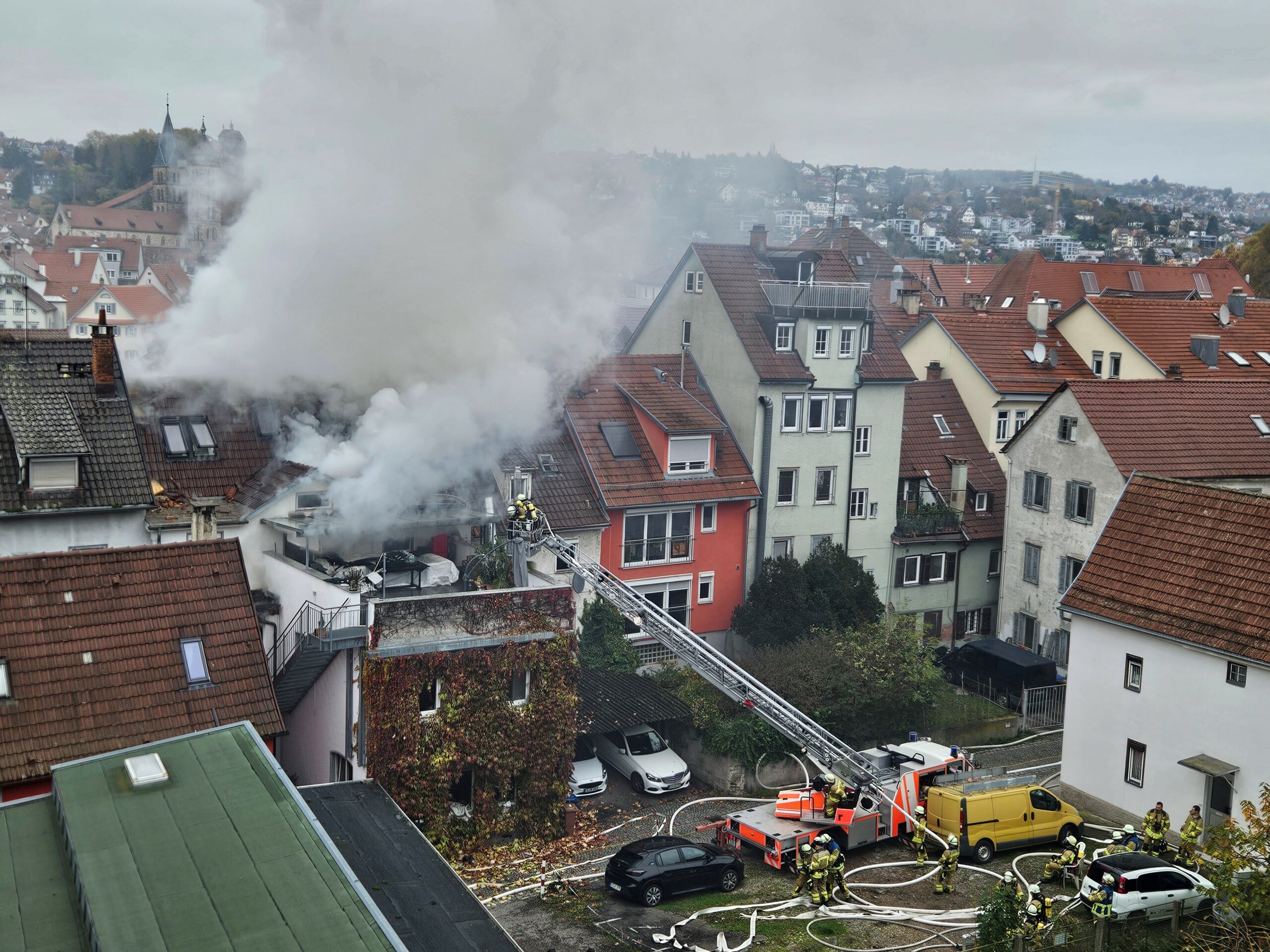 Das brennende Haus in Esslingen mit Feuerwehreinsatz