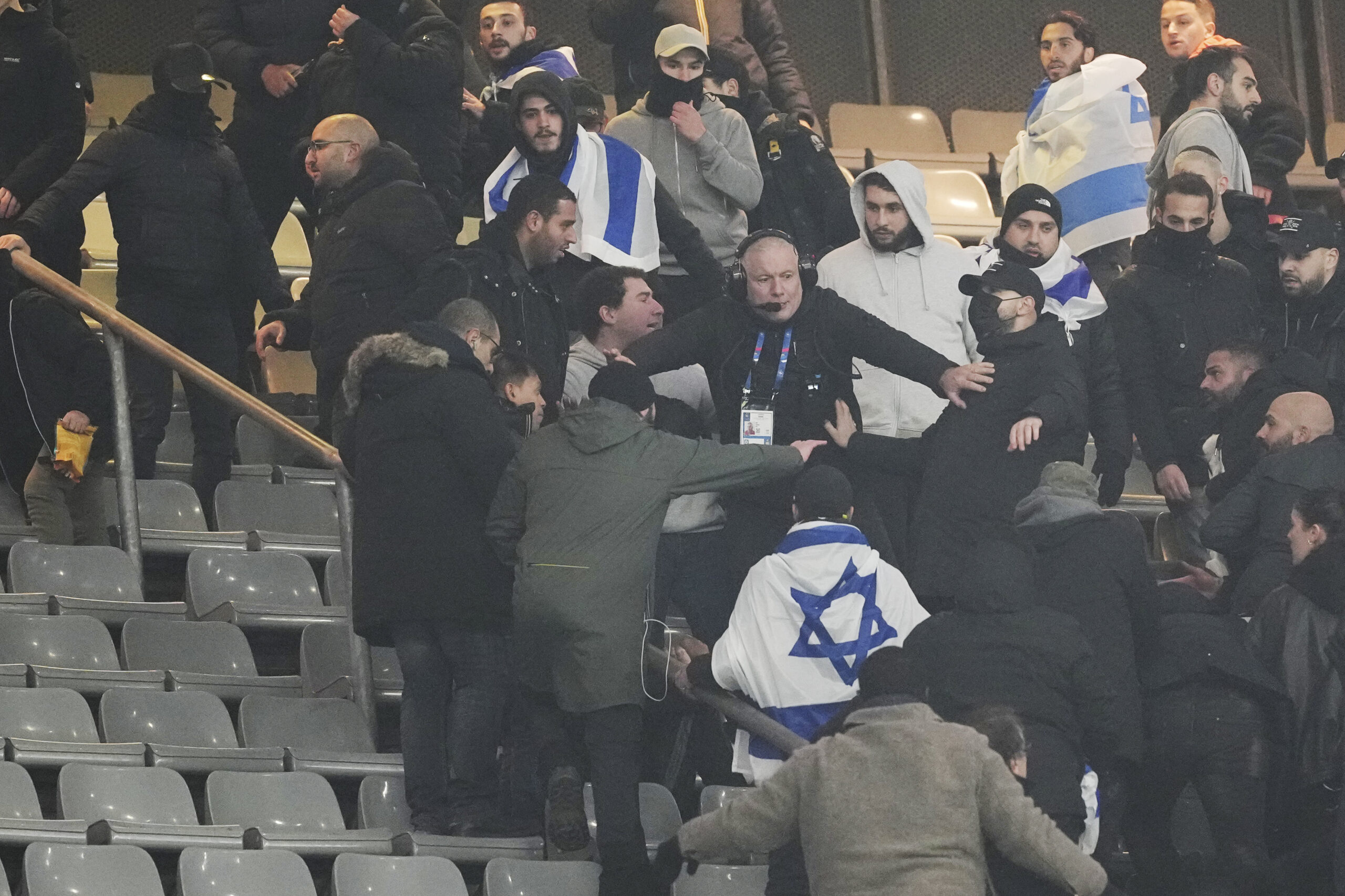 Ein Ordner muss beim Spiel Frankreich gegen Israel auf der Tribüne einschreiten