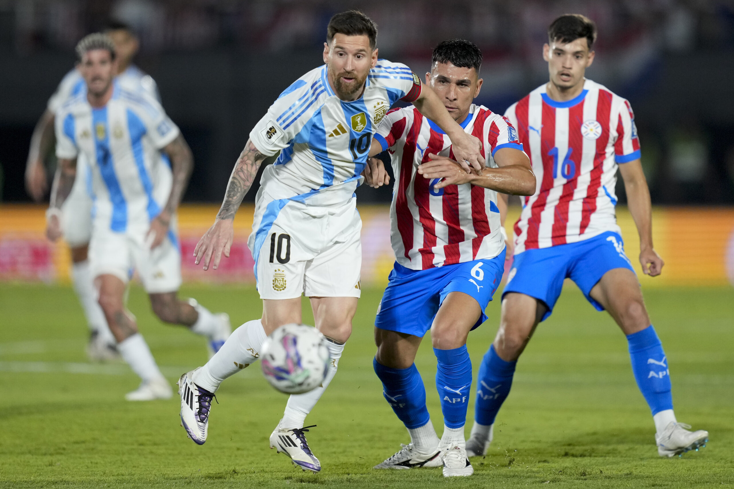 Lionel Messi und Junior Alonso im Zweikampf um den Ball bei der WM-Qualifikation