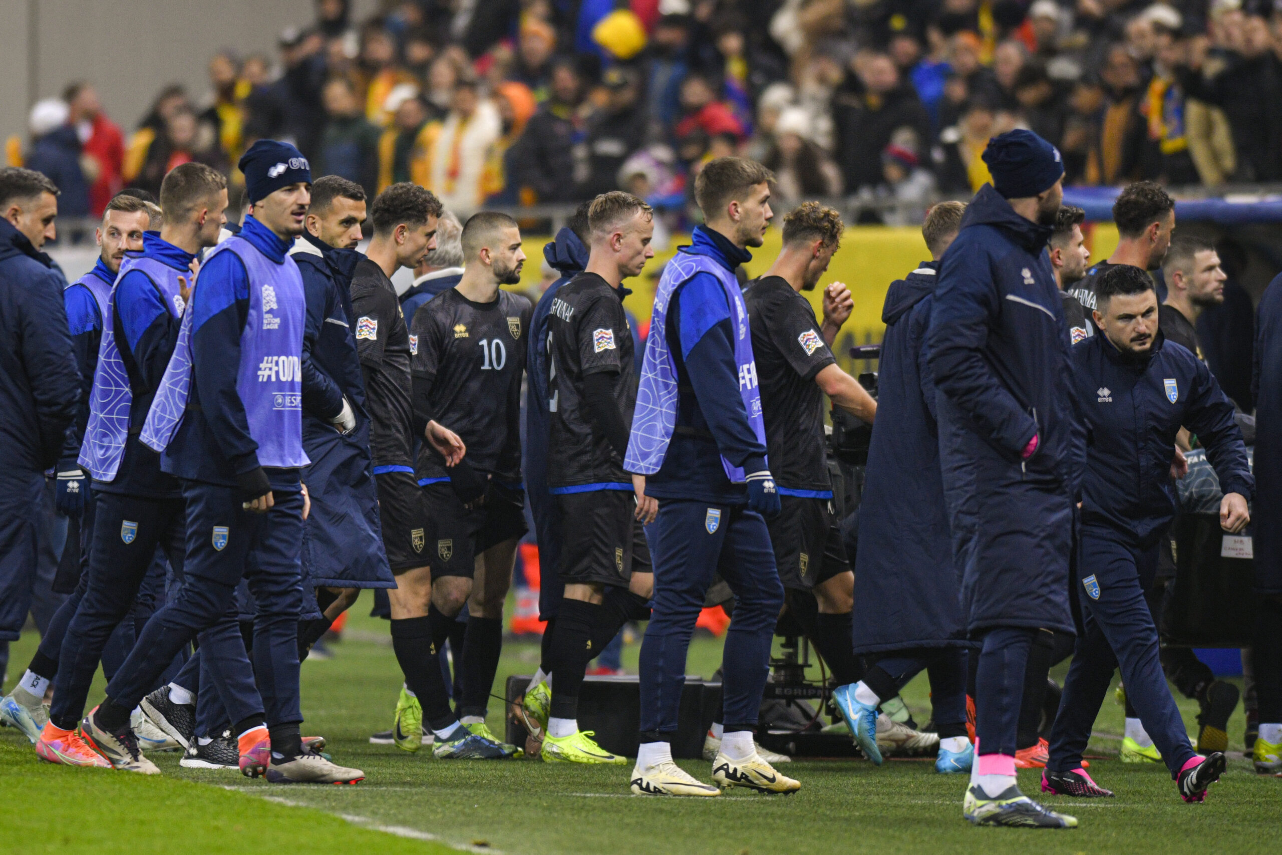 Spieler vom Kosovo verlassen geschlossen den Platz