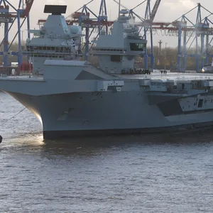 Der riesige Flugzeugträger wurde mit mehreren Schleppern in den Hafen gezogen.