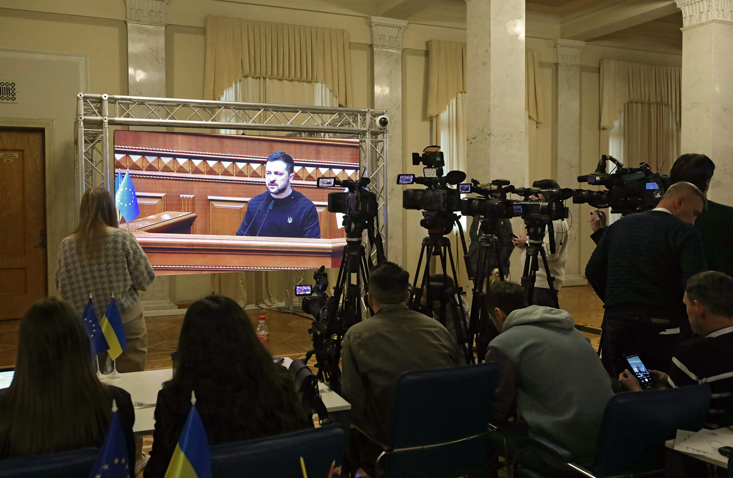 Übertragung der Selenskyj-Rede im Pressezentrum des Parlaments in Kiews.