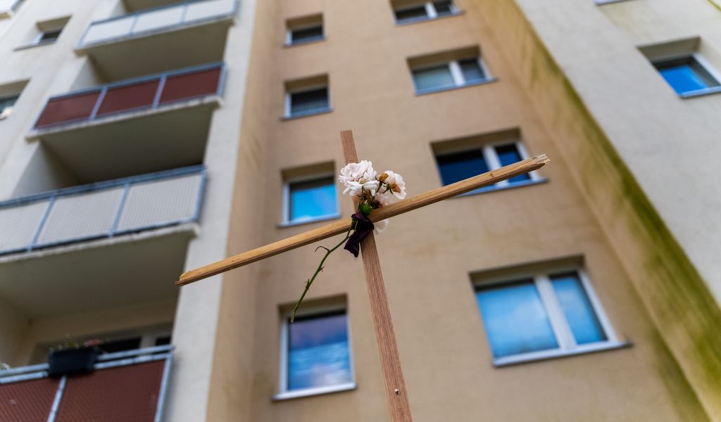 Nach-Sprung-aus-Hochhaus-Baby-weiter-in-Lebensgefahr