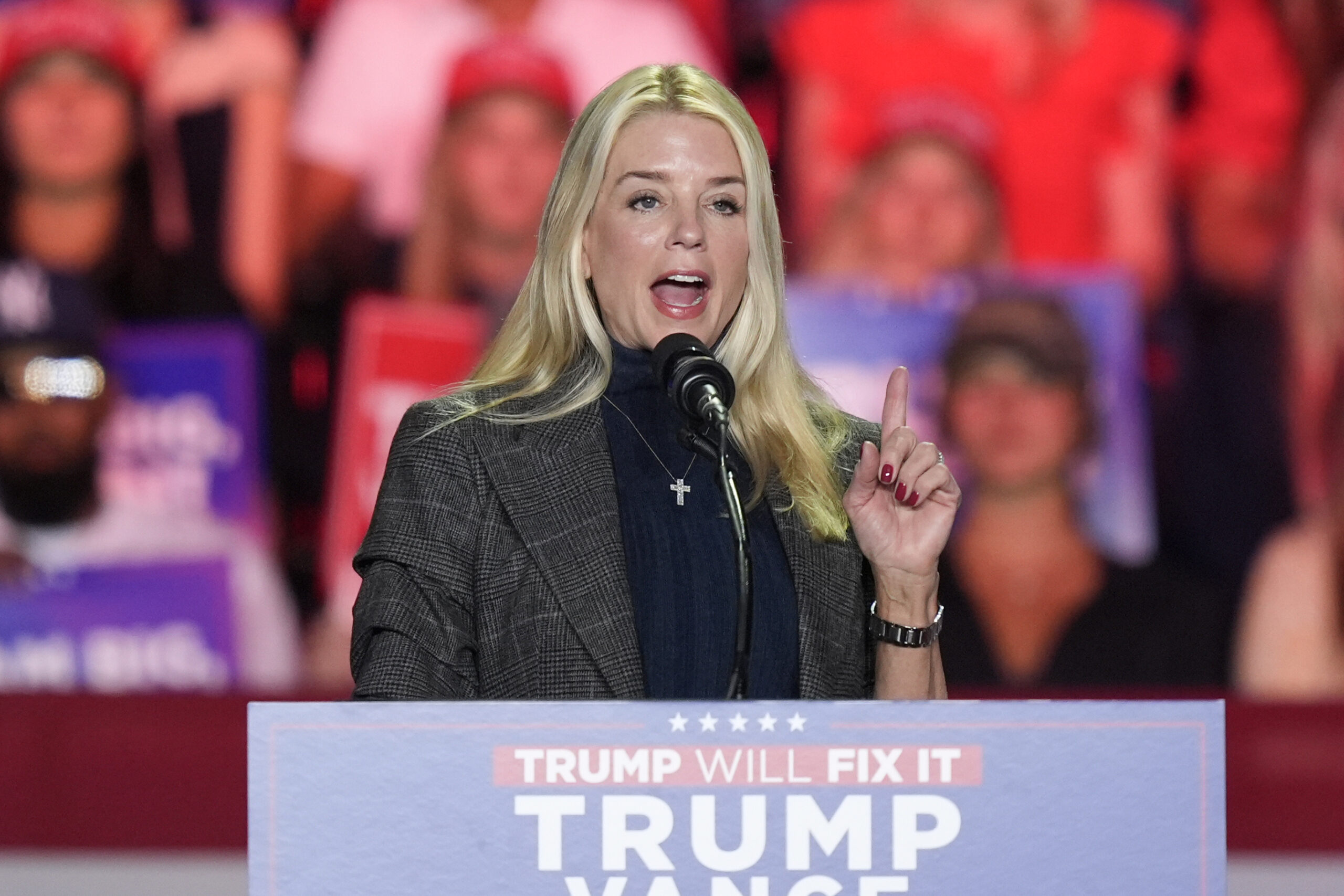 November 2024: Die ehemalige Generalstaatsanwältin von Florida, Pam Bondi, spricht auf einer Wahlkampfveranstaltung von Donald Trump.