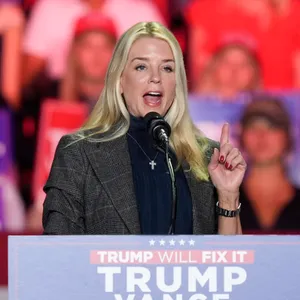 November 2024: Die ehemalige Generalstaatsanwältin von Florida, Pam Bondi, spricht auf einer Wahlkampfveranstaltung von Donald Trump.