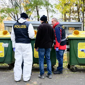 Einsatzkräfte der Polizei am Fundort des toten Babys