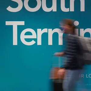 Passagiere kommen am Flughafen Gatwick an