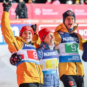 Selina Freitag, Katharina Schmid, Andreas Wellinger und Pius Paschke jubeln