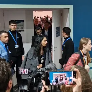 Etliche Ländervertreter verlassen einen großen Verhandlungsraum vom UN-Klimagipfel COP29.