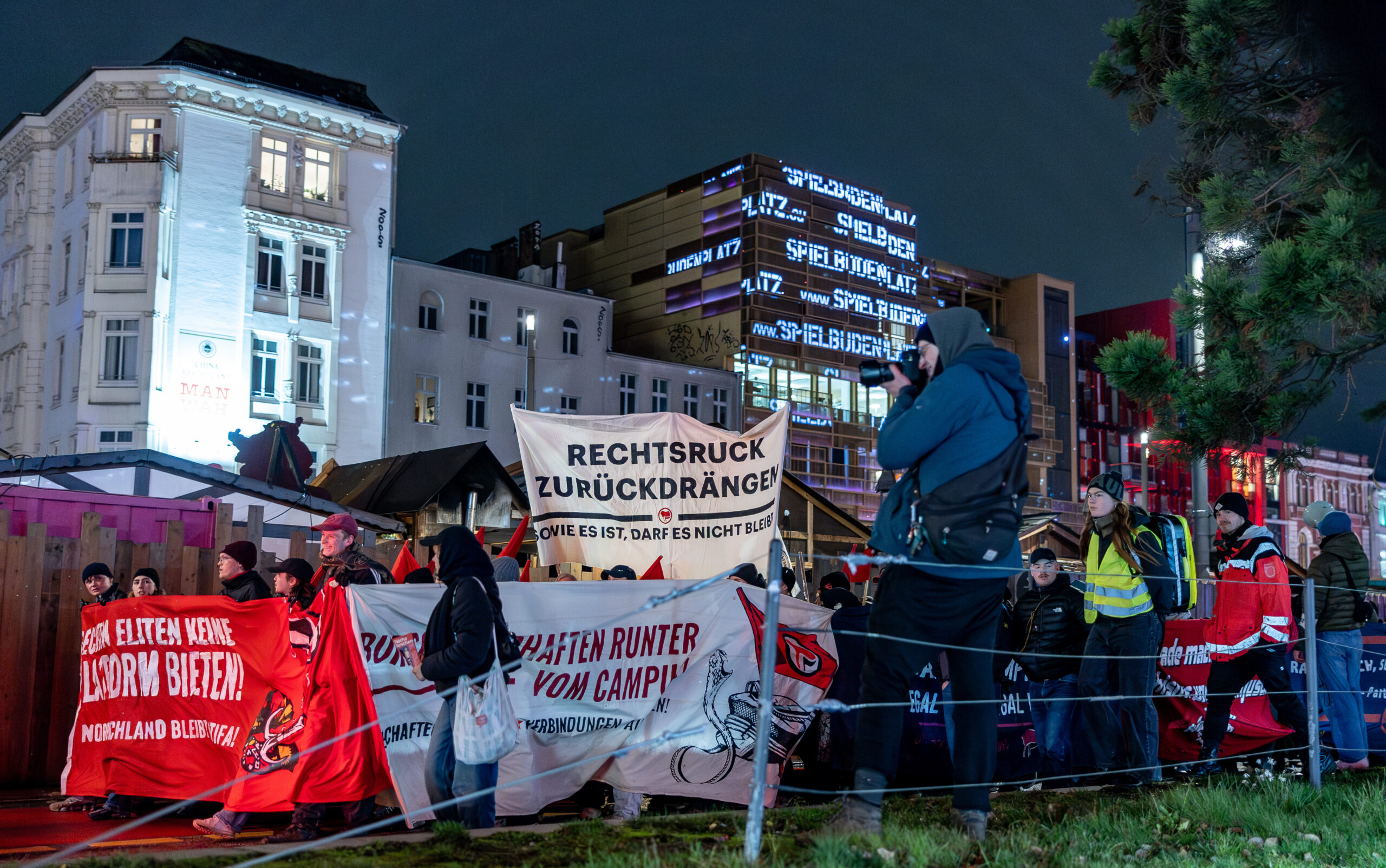 Rund 1500 Menschen demonstrierten am Samstagabend auf St. Pauli.