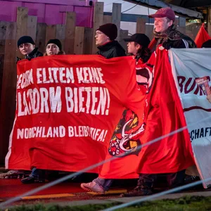Rund 1500 Menschen demonstrierten am Samstagabend auf St. Pauli.