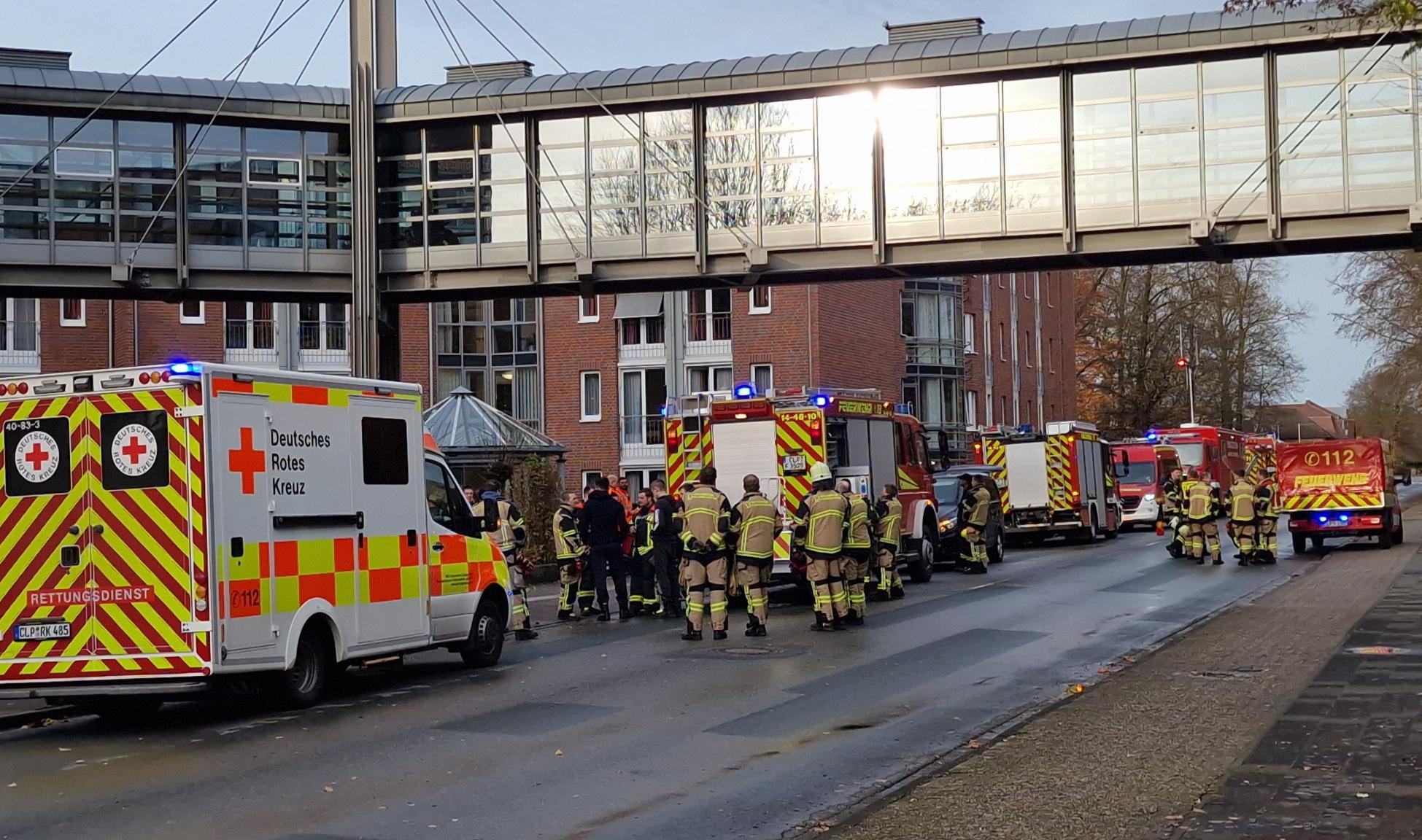 Einsatzkräfte der Feuerwehr und Rettungskräfte sind bei einem Brand in einem Altenheim im Einsatz.