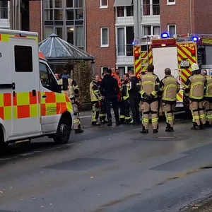 Einsatzkräfte der Feuerwehr und Rettungskräfte sind bei einem Brand in einem Altenheim im Einsatz.