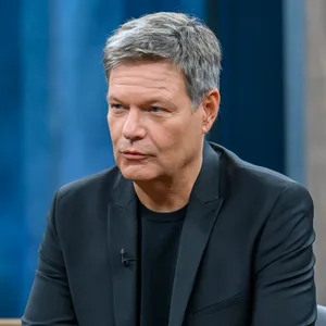 Ein Mann (Robert Habeck) sitzt im Anzug in einem Fernsehstudio