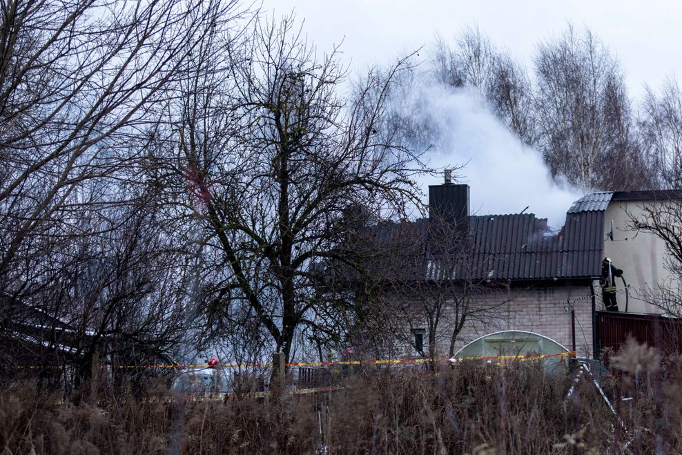 Rauch steigt von der Stelle auf, an der ein DHL-Frachtflugzeug in ein Haus in der Nähe der litauischen Hauptstadt Vilnius gestürzt ist.