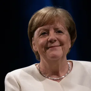 Angela Merkel lächelt freundlich in die Kamera