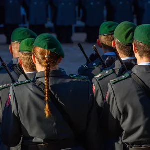 Soldaten und Soldatinnen der Ehrenformation