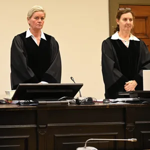 Jessica Koerner (M), Vorsitzende Richterin am Landgericht Hamburg, steht mit weiteren Richtern vor dem Prozessbeginn im Gerichtssaal.