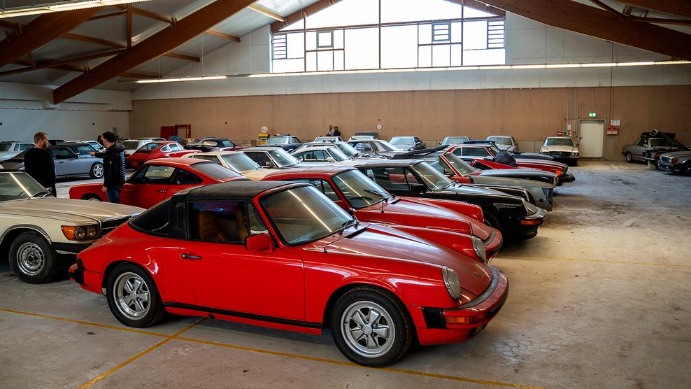 Mehrere Oldtimer stehen bei einer Auktion im Landkreis Harburg in einer Halle.